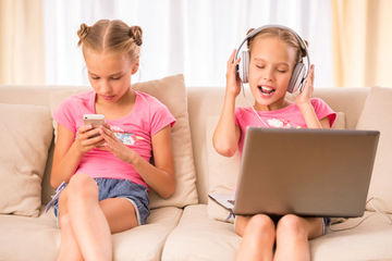 kids-smartphone-multitask